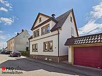 Seitenansicht mit Garage