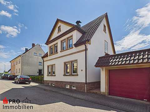 Seitenansicht mit Garage