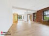 Großzügiges 1-2-Familienhaus mit viel Flair und Potenzial - Wohnzimmer im Erdgeschoss
